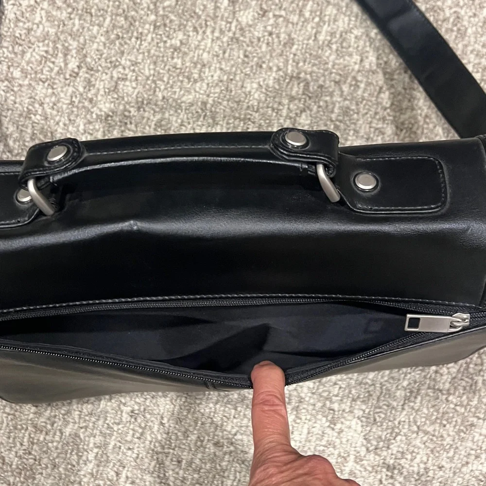 Stebco L-985-1 Black Leather Messenger Briefcase with Shoulder Strap 16”x12”
